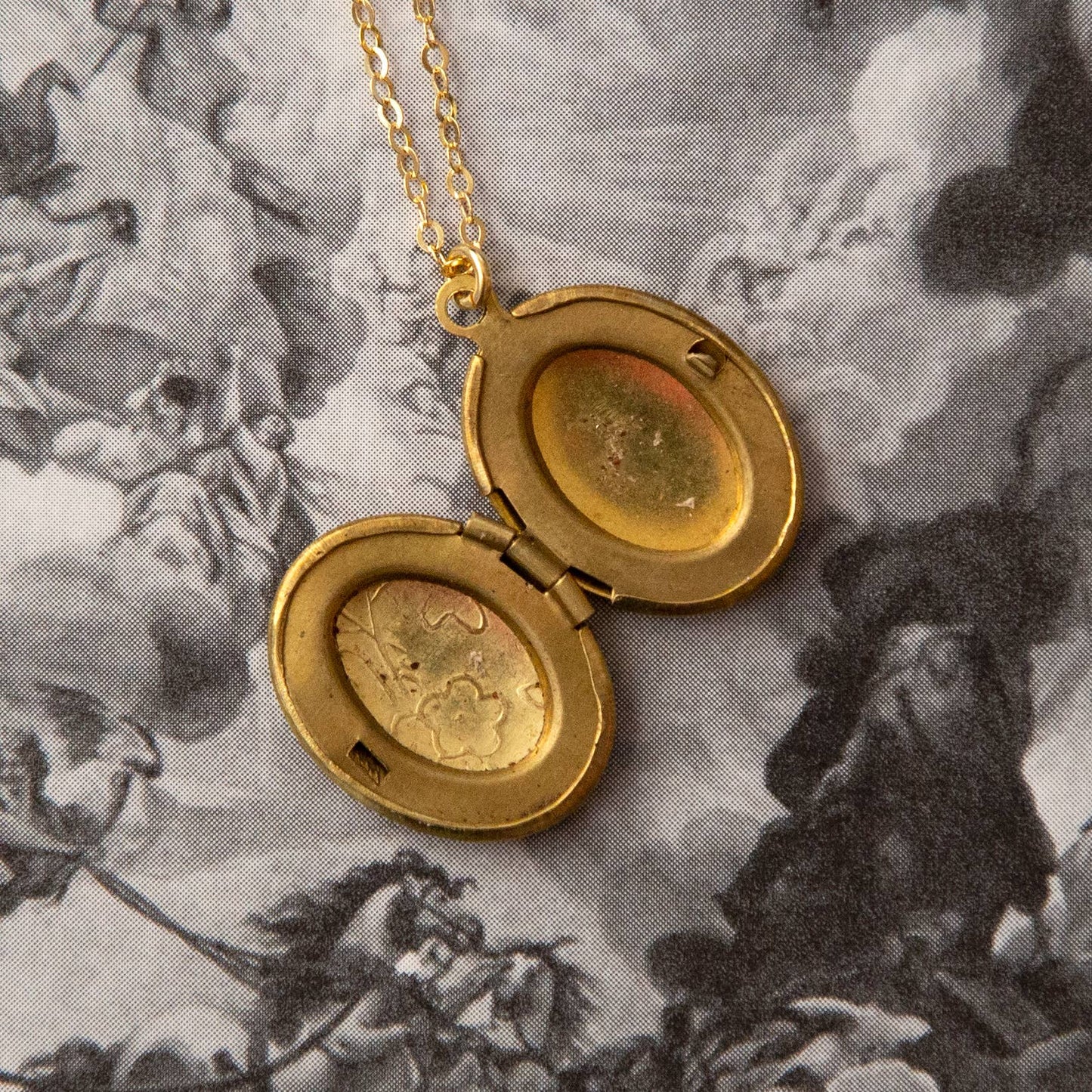 Vintage Medium Oval Locket Necklace (Floral)